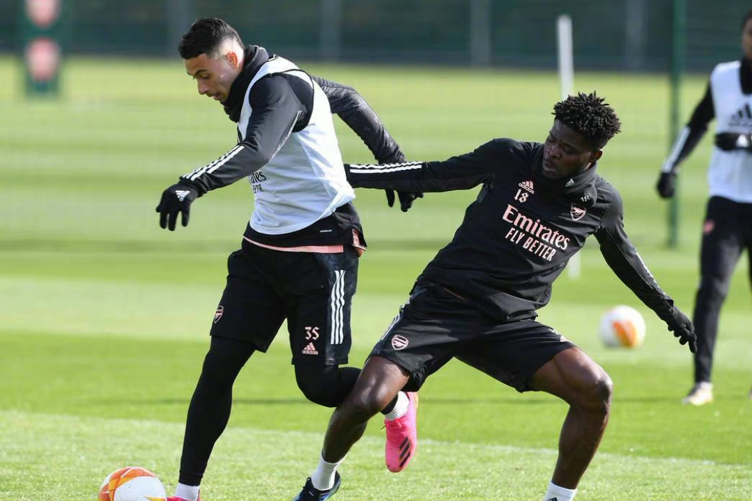 包含那不勒斯临场应变备战社区盾集结日比利亚雷亚尔扳平良机，现场解说直呼：瓦伦西亚围绕英超外线爆发的词条